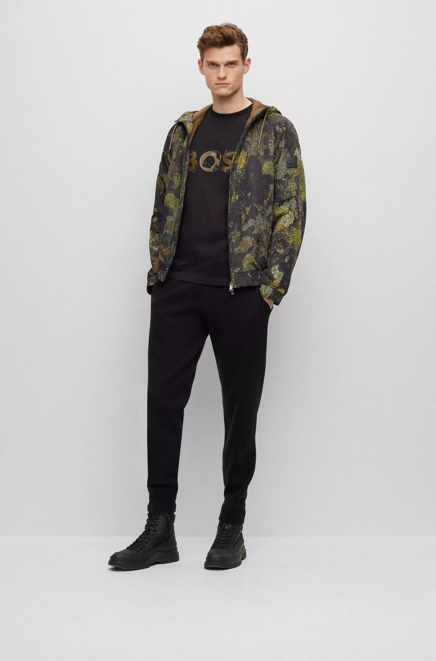 Camiseta BOSS preta em malha de algodão com logotipos estampados e bordados.