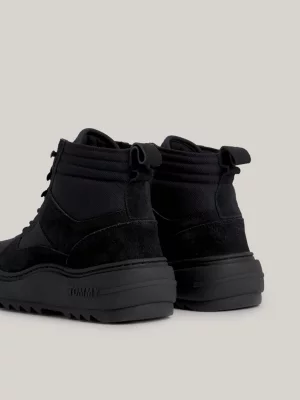 Botas de cano médio com travas em camurça e textura mista