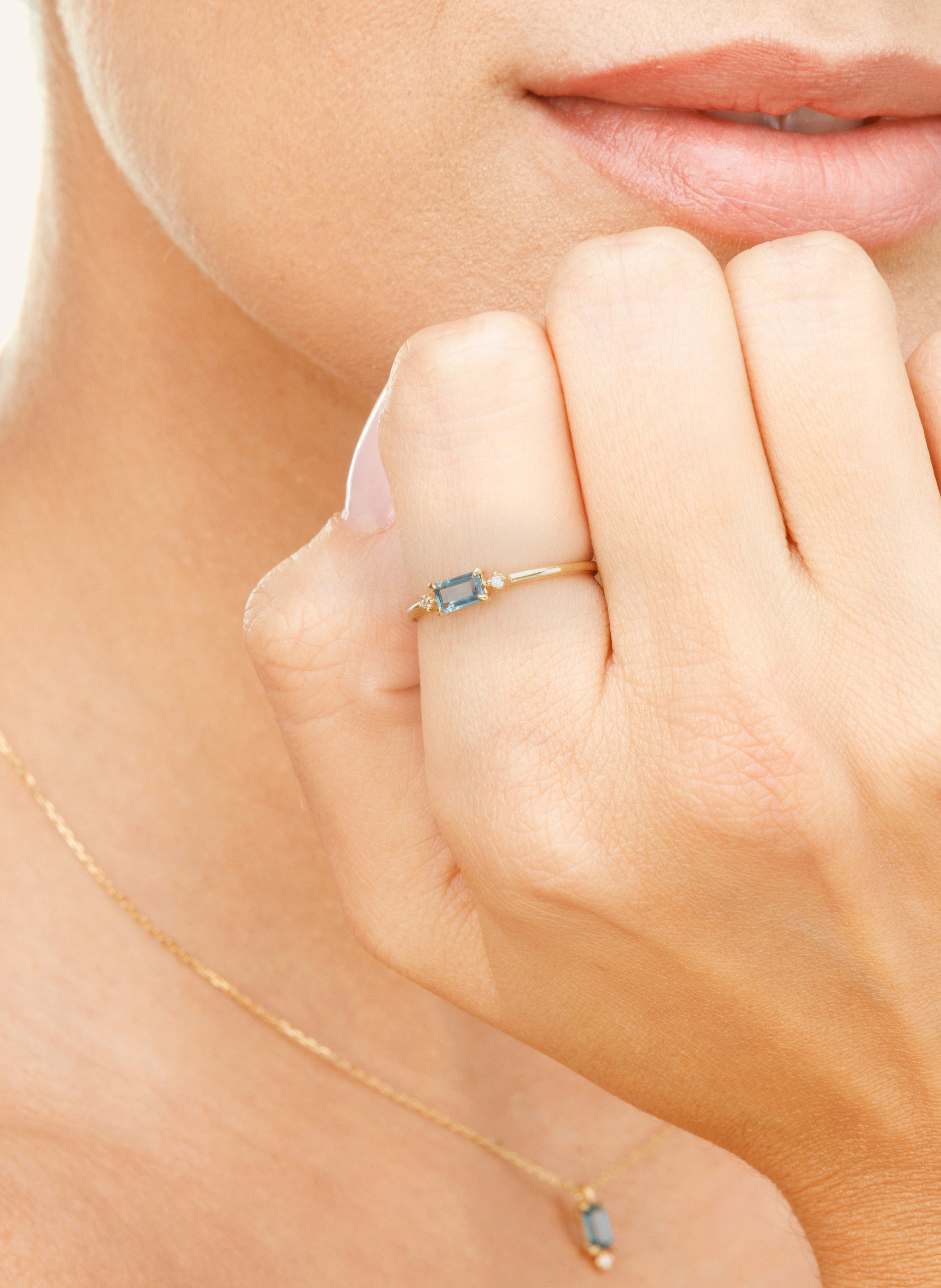 Leaf Ring LONDON BLUE TOPAZ aus 14 Karat Gelbgold
