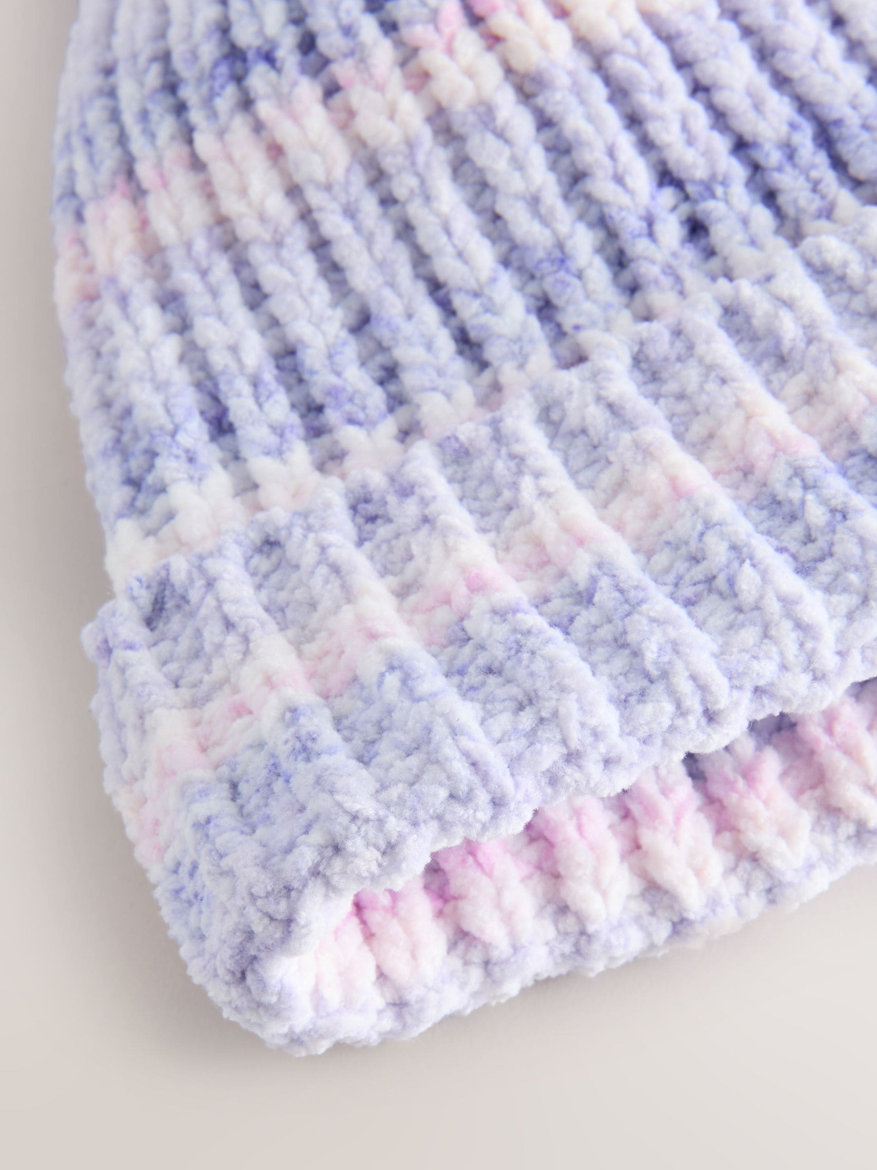 Lila ton-sur-ton - Gebreide babymuts van chenille met pompon (0mnd-2jr)