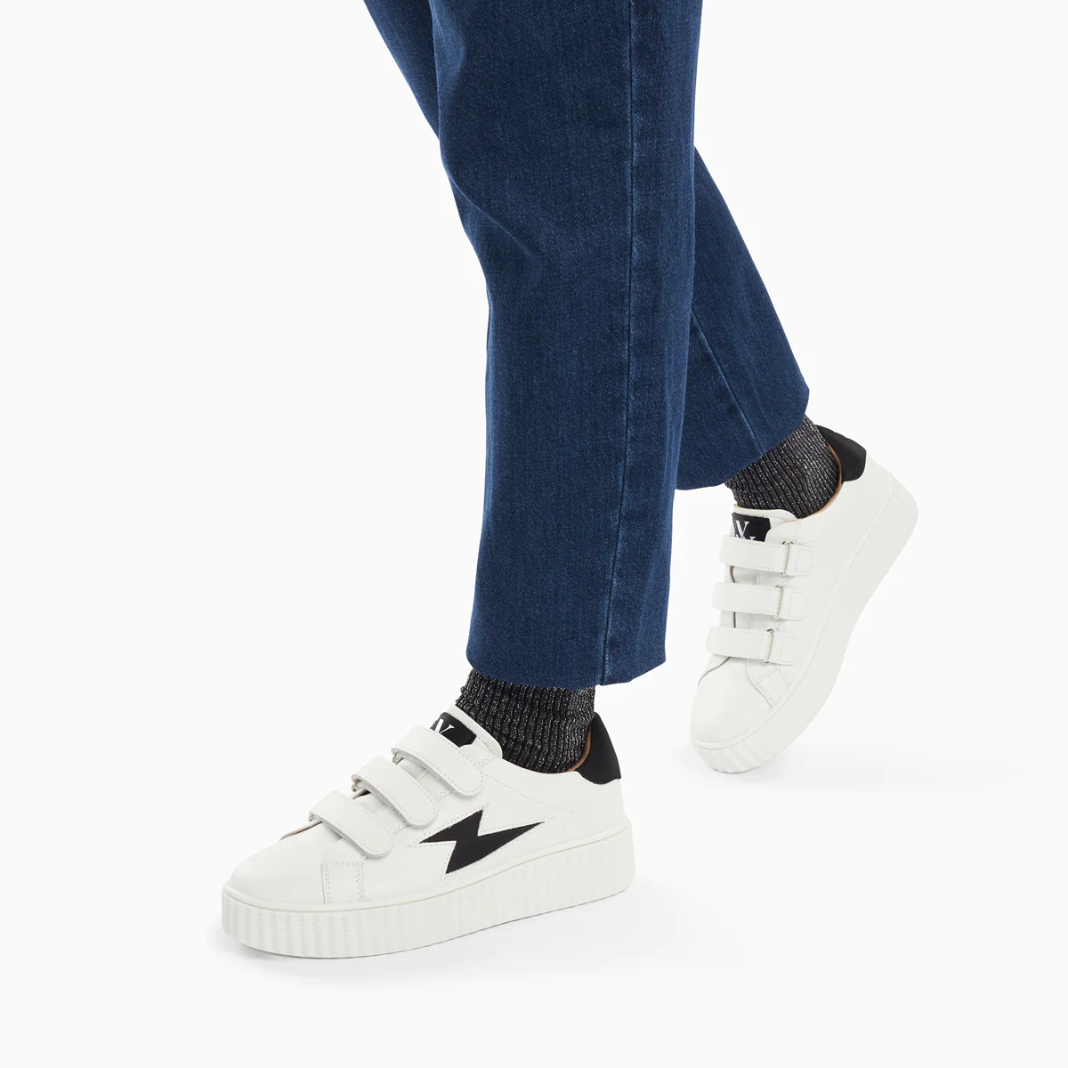 Sneakers-Baskets éclair Larissa blanc et noir satin à scratchs