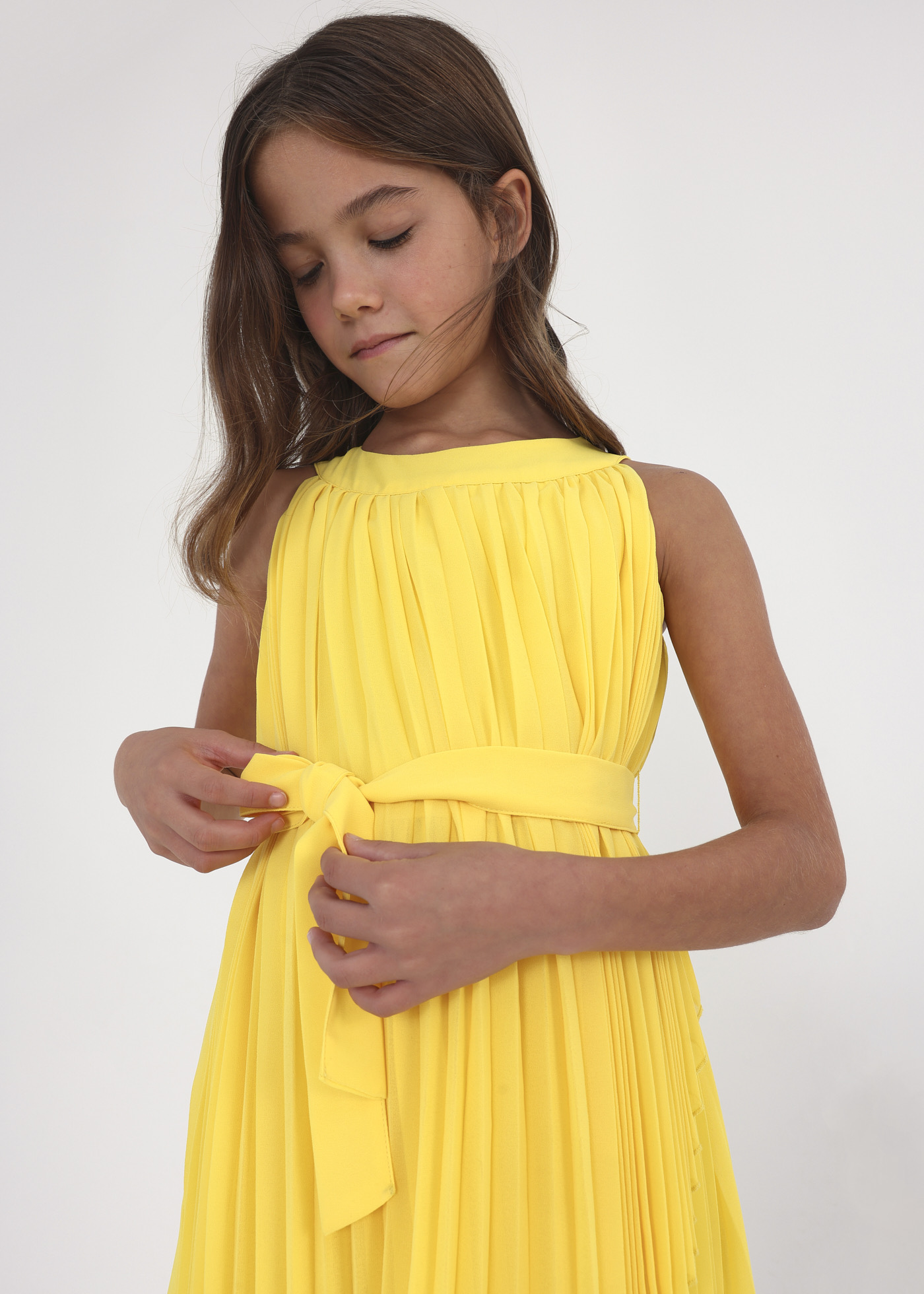 Vestido plissado com cinto de laço para menina