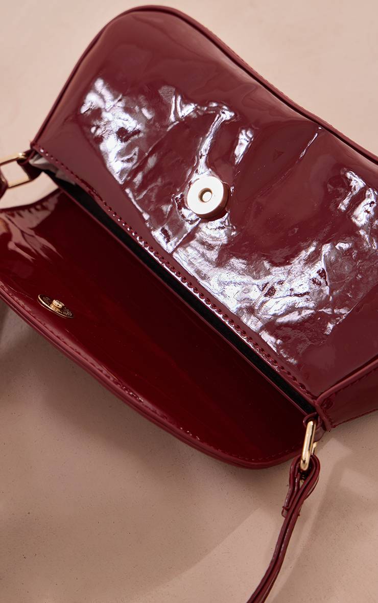 Rouge Bordeaux Sac À Bandoulière Incurvé Fin En Cuir Verni