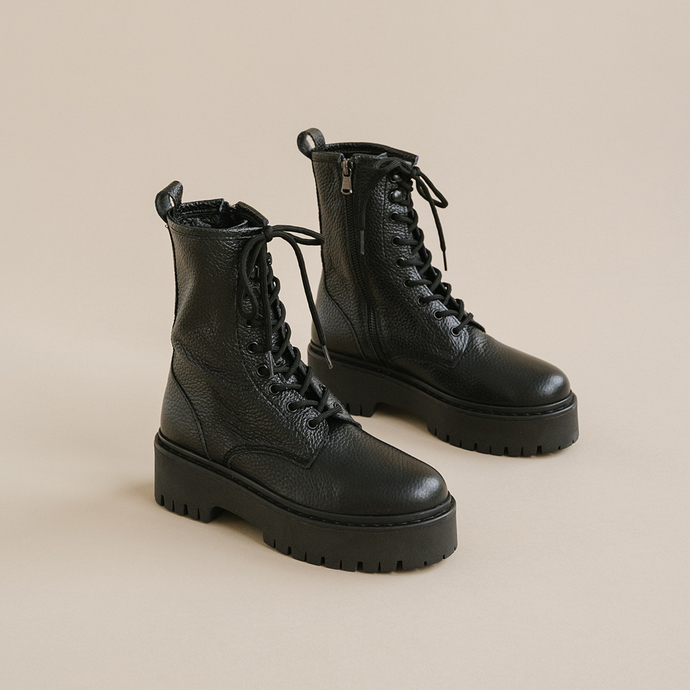 Boots à plateformes et lacets  en cuir grainé noir