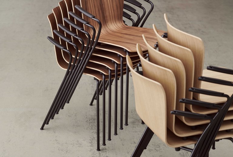 Fritz Hansen Vico Duo stoel met armleuning essen, zwart onderstel