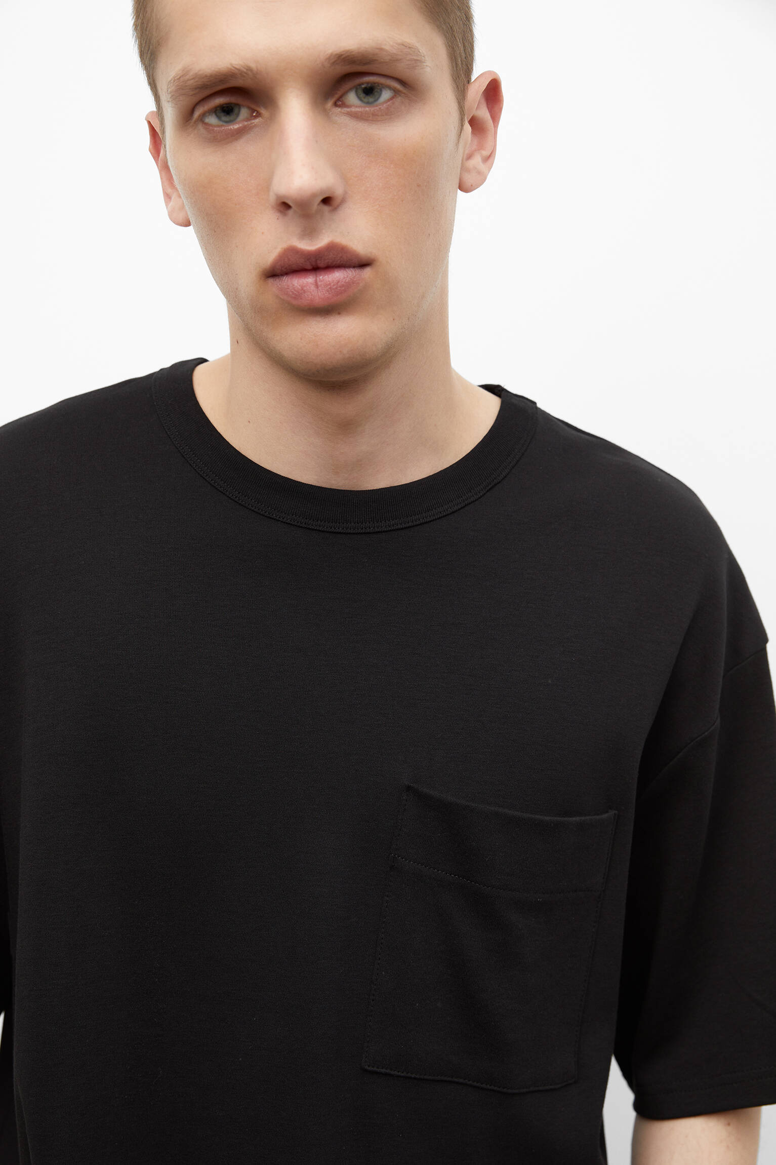 CAMISETA DE MANGA CURTA COM BOLSO - PRETA