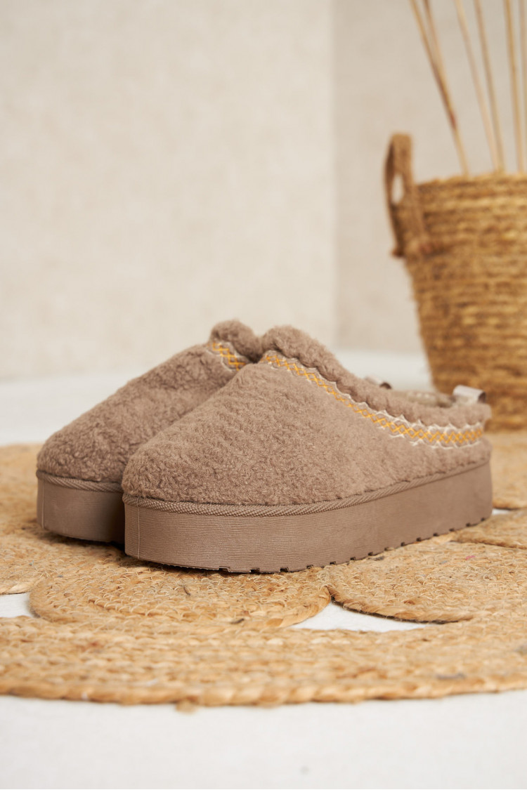 Bottines chaussons marron en peau de moutons ouverts