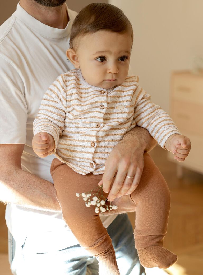Ensemble haut écru, pantalon et chausettes caramel