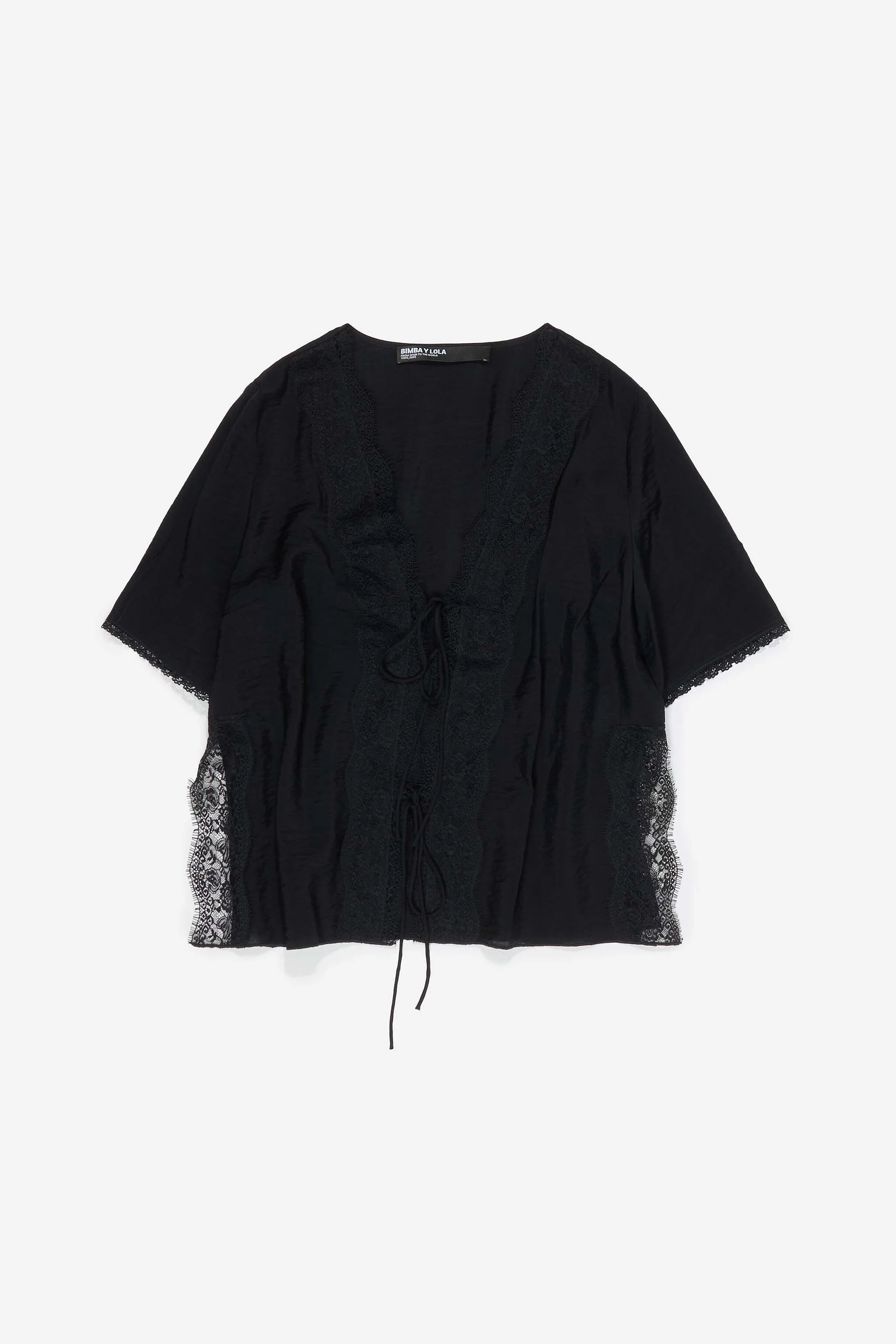 Camisa preta com cadarço e detalhes em renda.