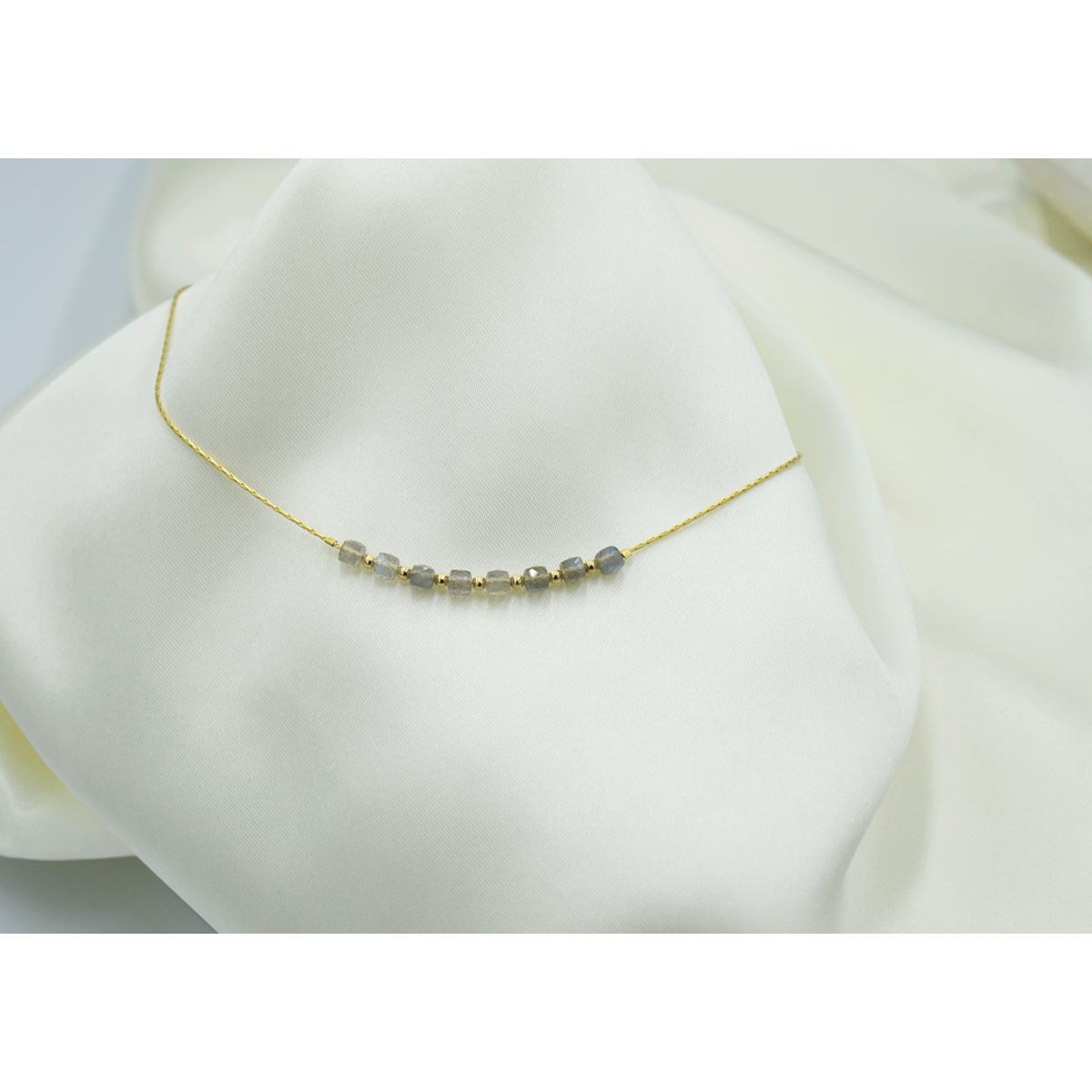 Collier orné de perles de labradorite
