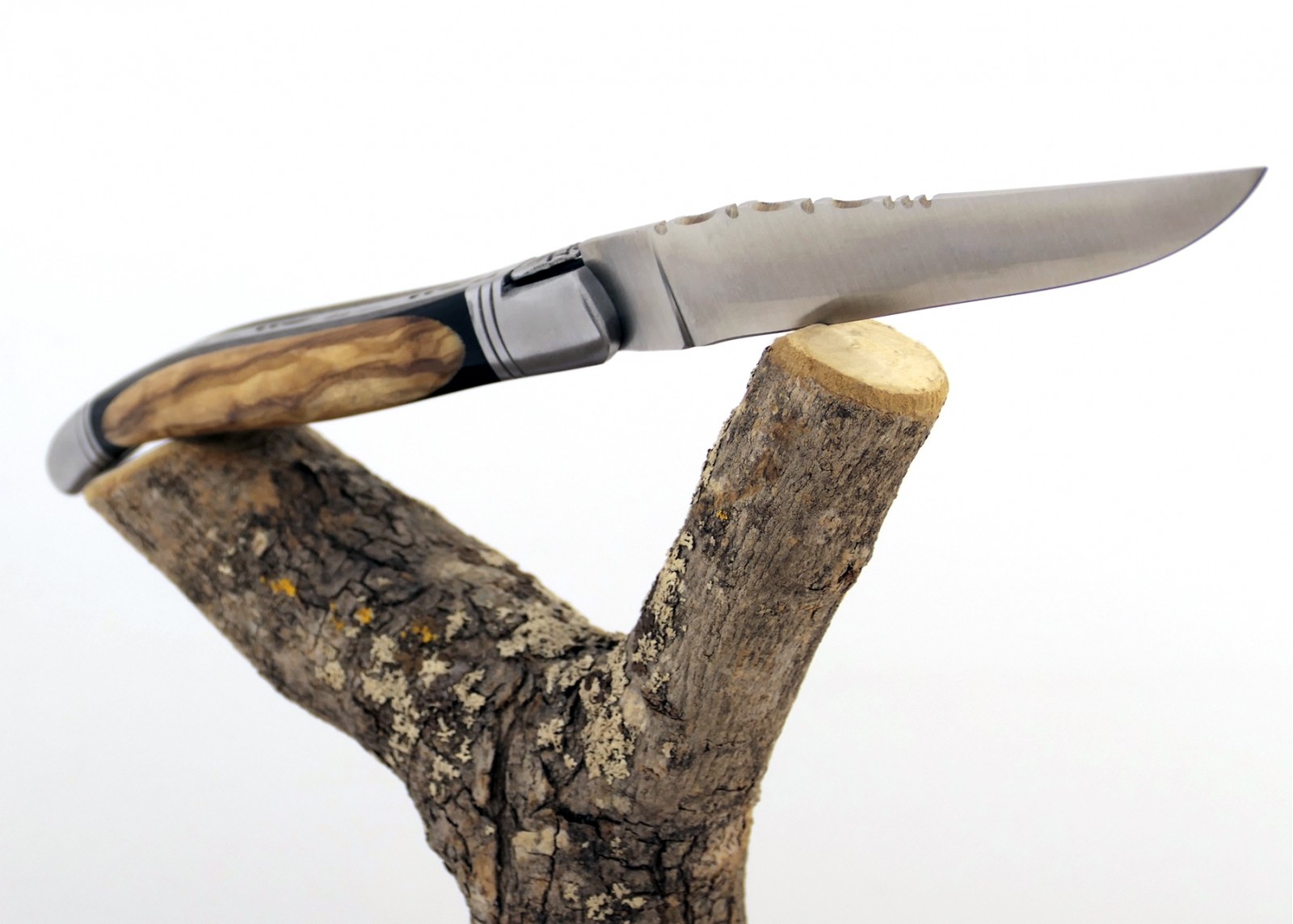 Couteau Laguiole bombé avec un manche en Ebène et olivier et mitres inox