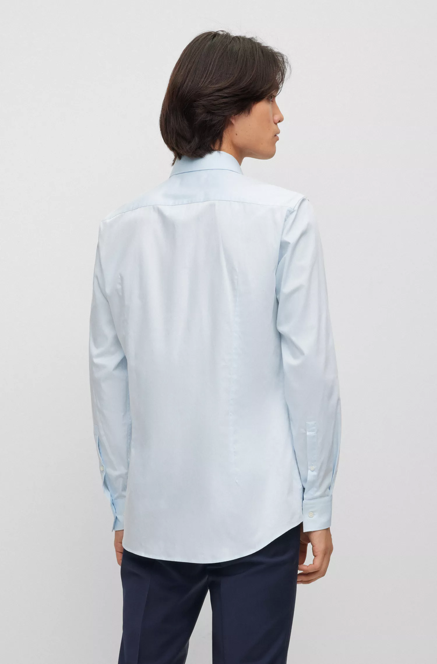 Camisa HUGO vermelha, corte slim, em sarja de algodão de fácil passar.