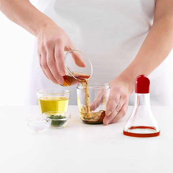 Shaker à vinaigrette rouge Lékué