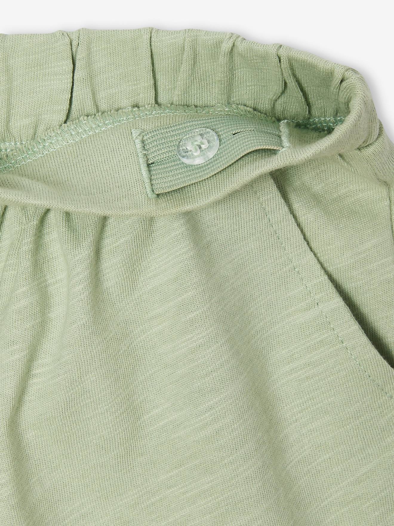 Conjunto com camiseta com detalhe de amarração e babados e shorts coral.