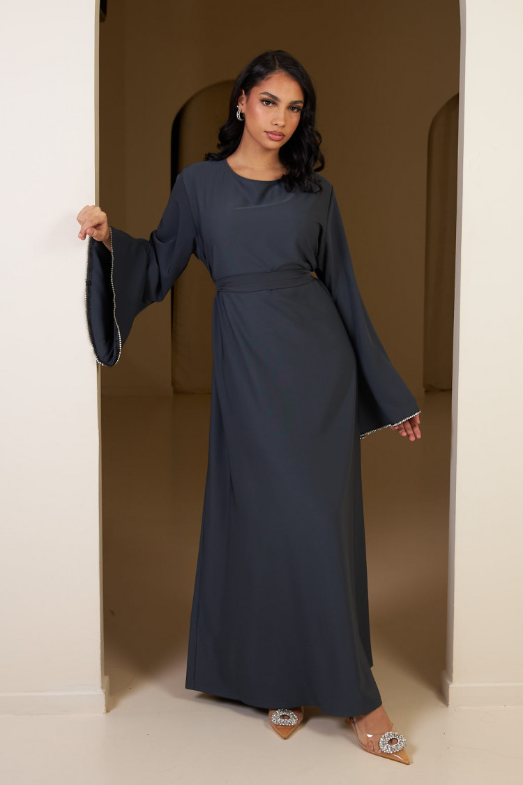 Robe grise ceinturée à perle sur les manches