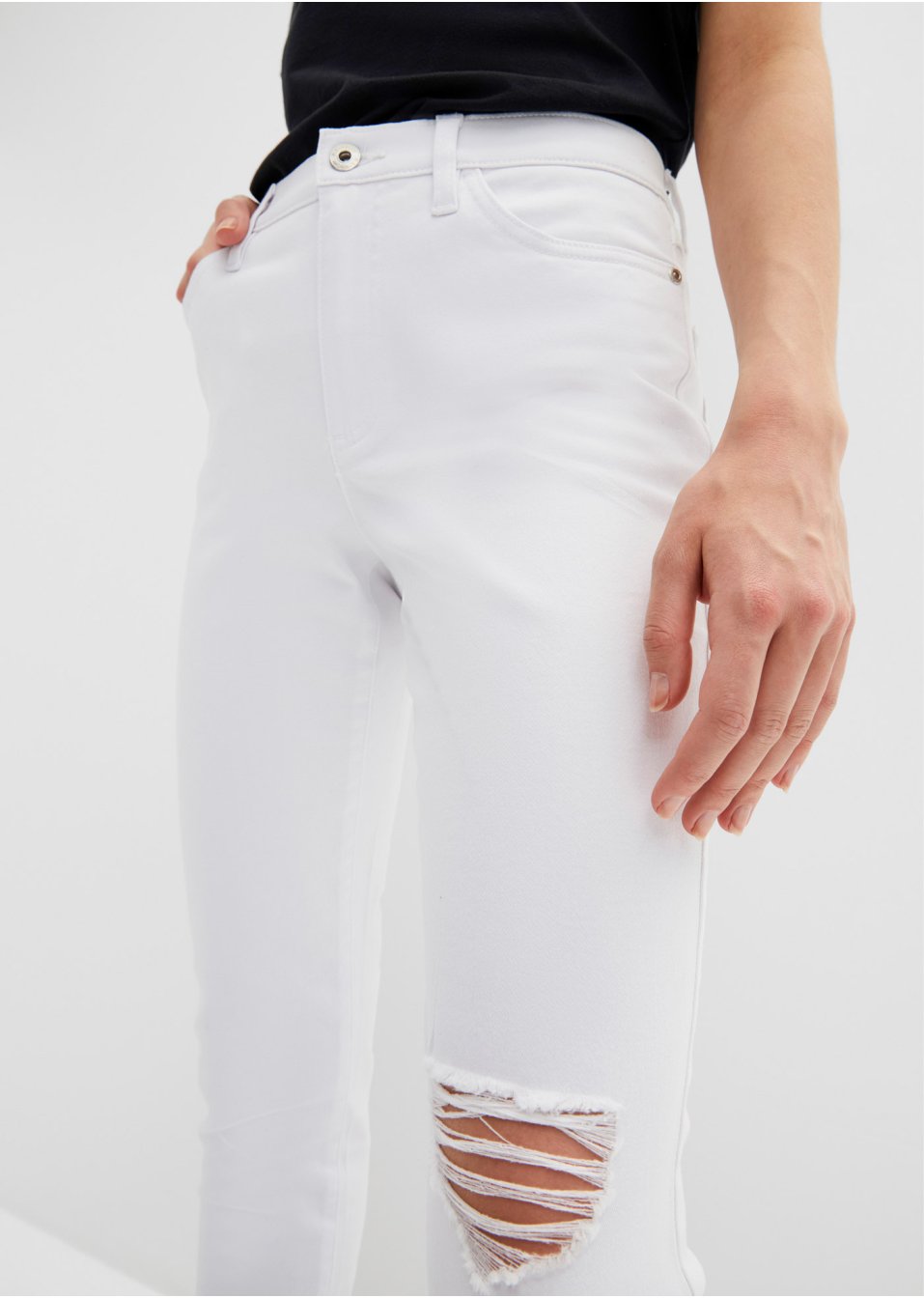 Pantalon twill Mom avec effet destroy