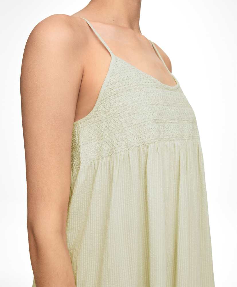 Camisola curta com pregas e alças.