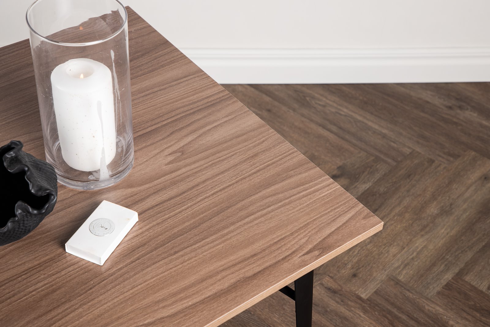 Tempe spisebord Valnøttbeiset med understell i sort stål.