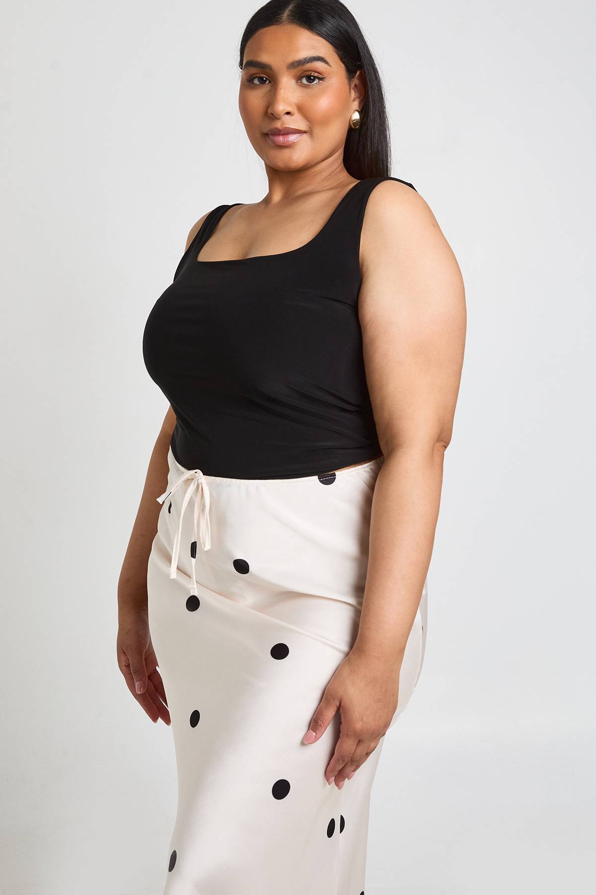 boohoo Jupe Longue Satinée À Pois Avec Cordon De Serrage Grande Taille
