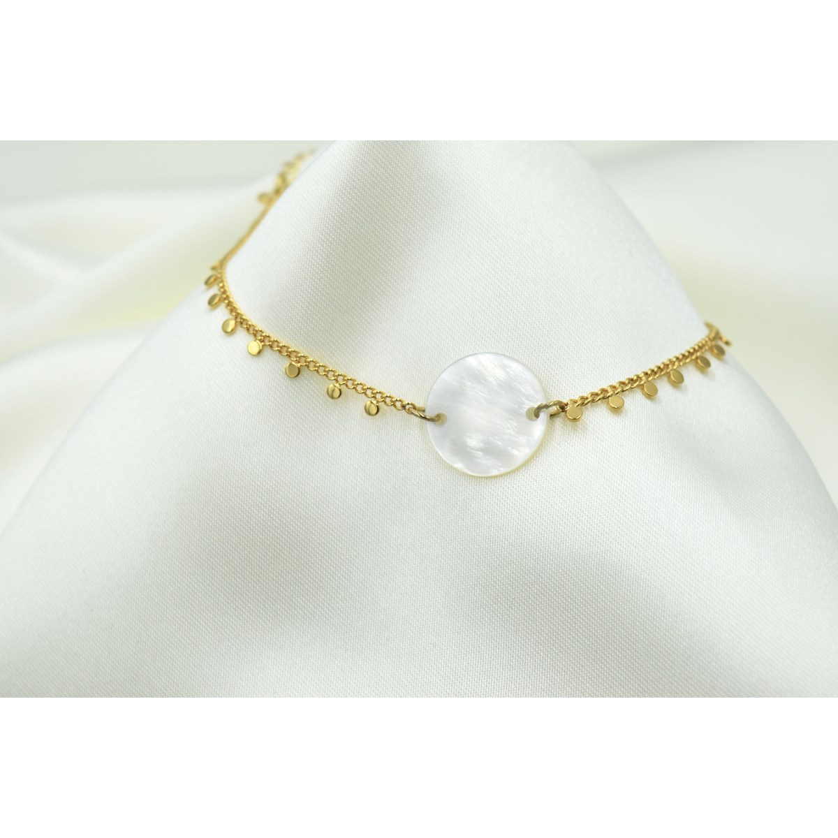 Bracelet chaîne breloques fines  et connecteur nacre