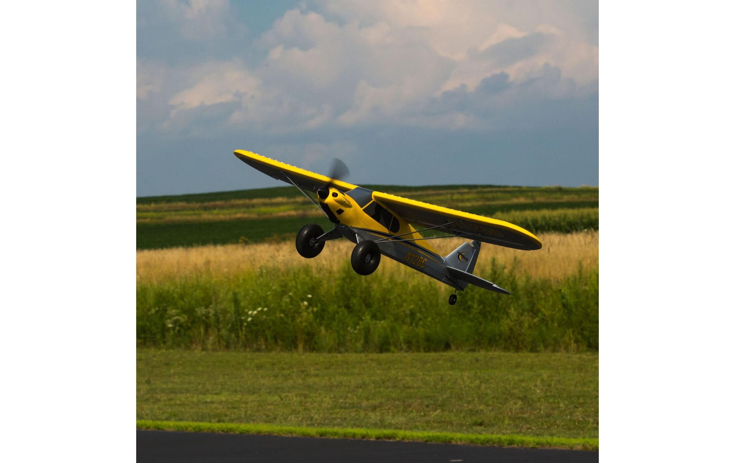 Motorflugzeug Carbon Cub S2 1300 mm SAFE, ARTF<br>Einsteigertaugliches RC Flugzeug mit Busch-Fahrwerk und Spektrum Technik