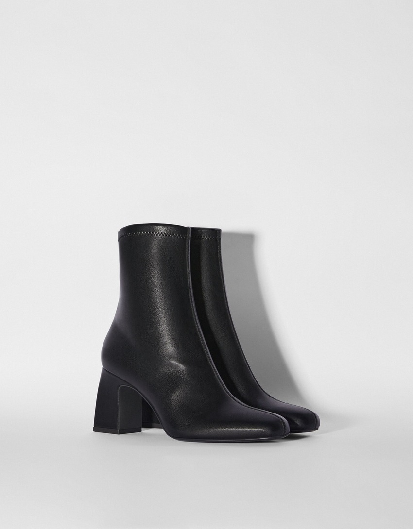 Botas de cano curto com salto alto e modelagem ajustada