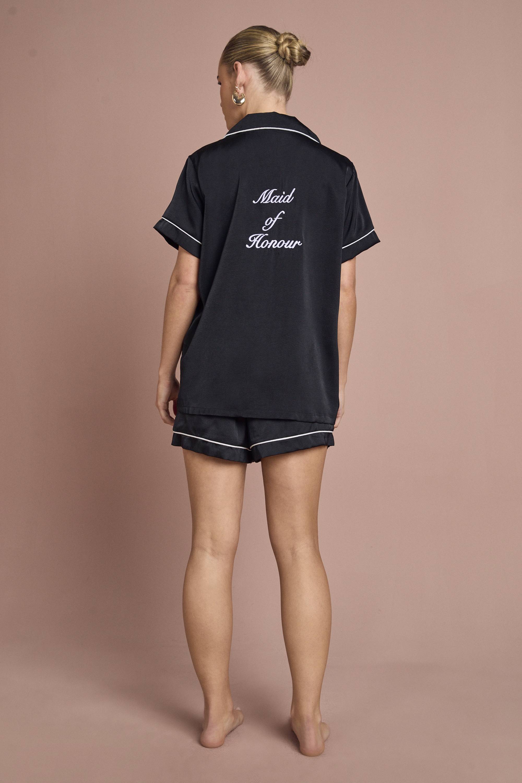boohoo Ensemble Pyjama de Mariée 'Demoiselle d'Honneur' en Satin Brodé avec Chemise à Manches Courtes et Short
