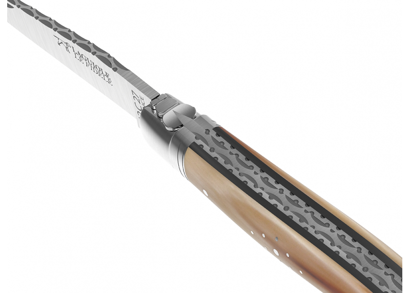 Couteau Laguiole prestige avec un manche en pointe de corne blonde et mitres en acier inoxydable