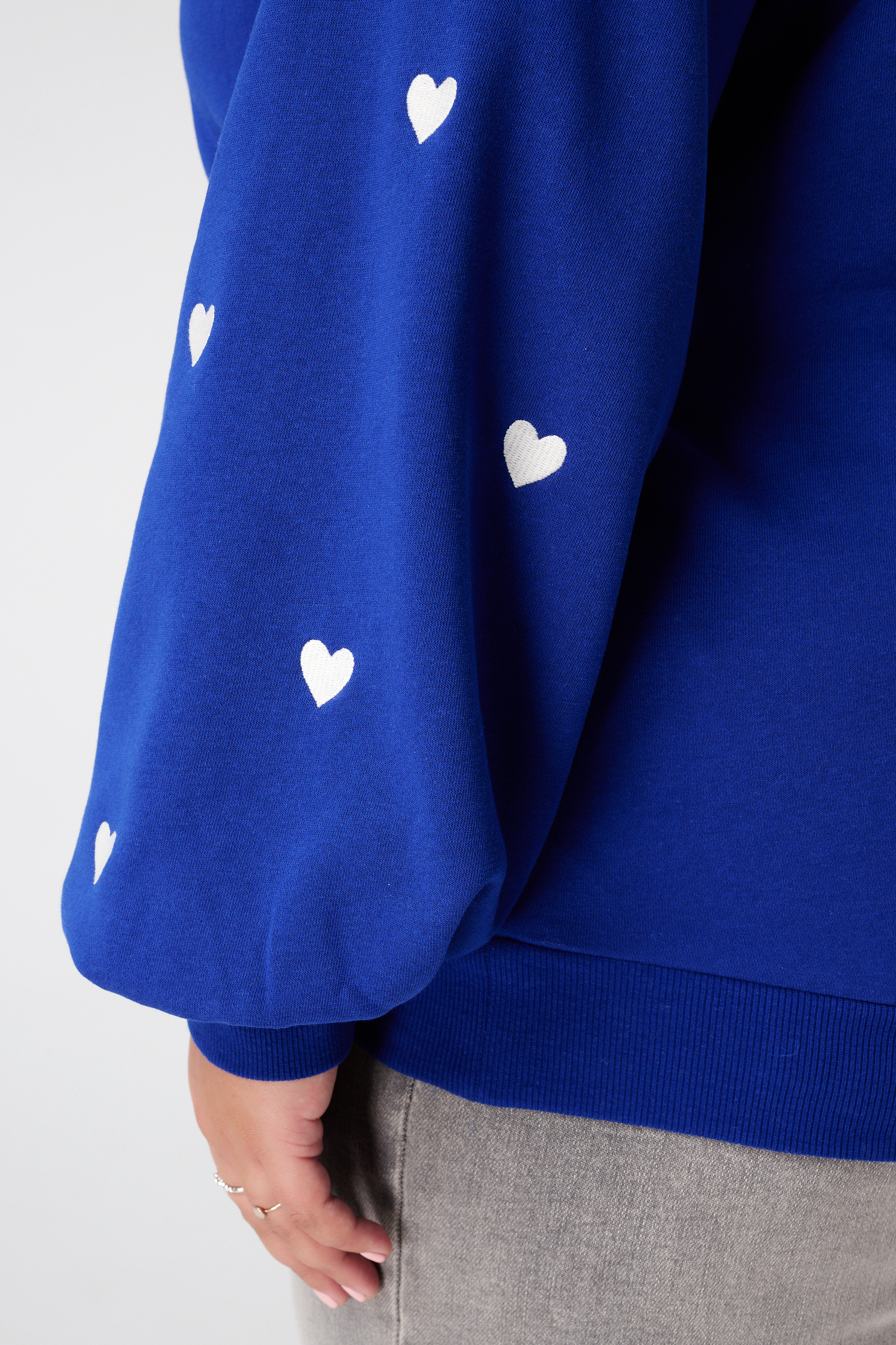 Sweater met geborduurde hartjes en ballonmouwen Kobalt blauw