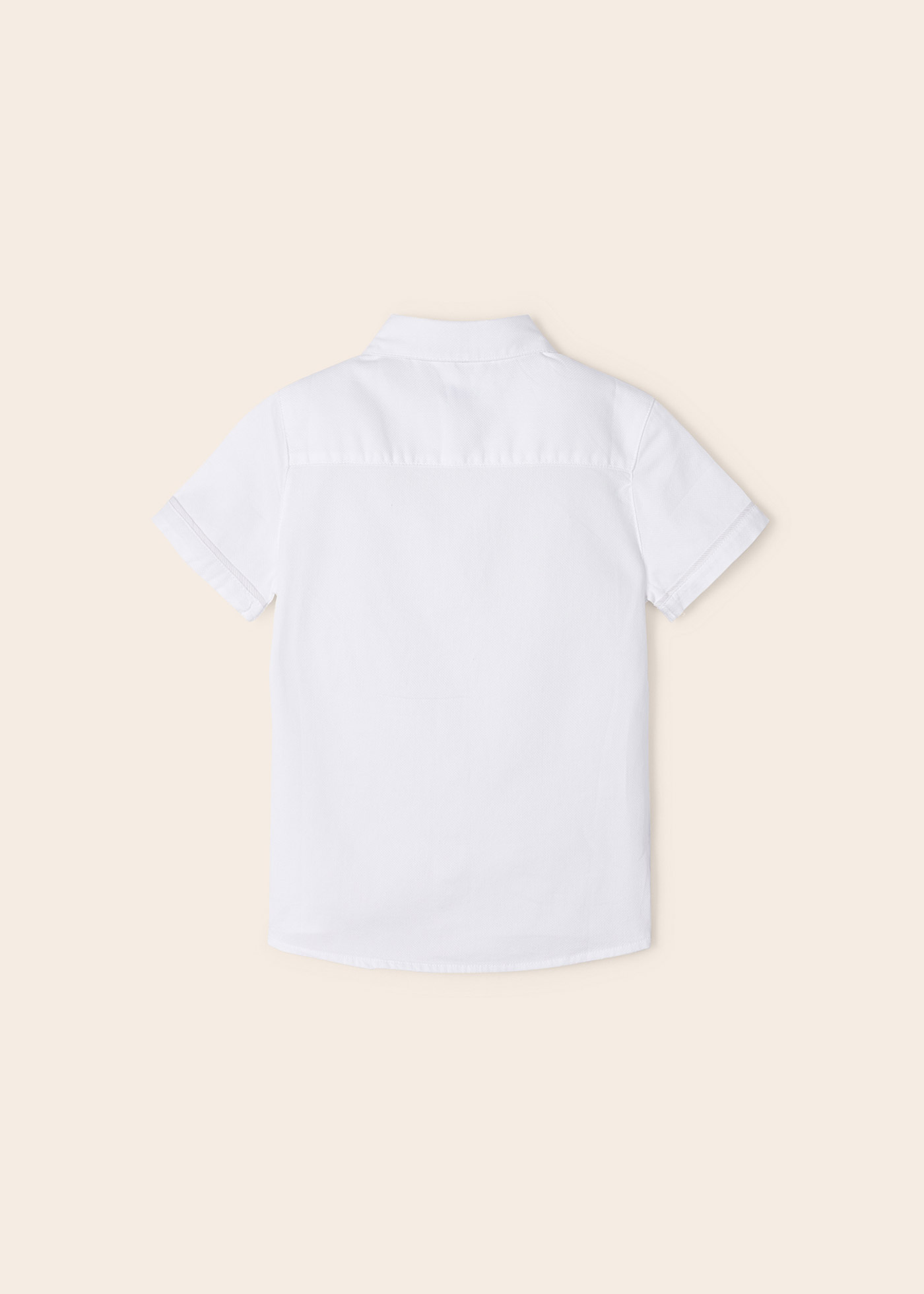 Camisa de manga curta para meninos, feita com algodão sustentável.