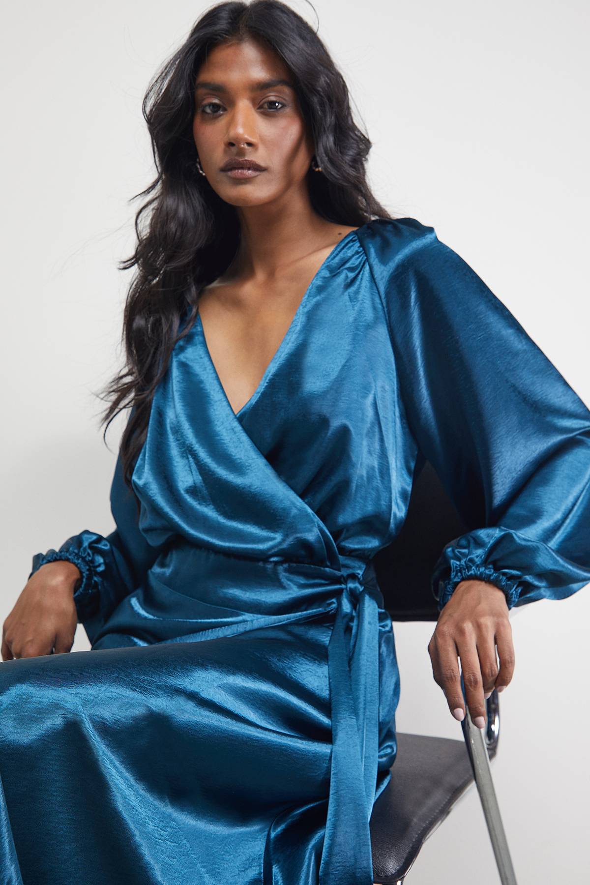 Warehouse Robe Maxi Portefeuille en Satin à Taille Nouée et Volants Étagés