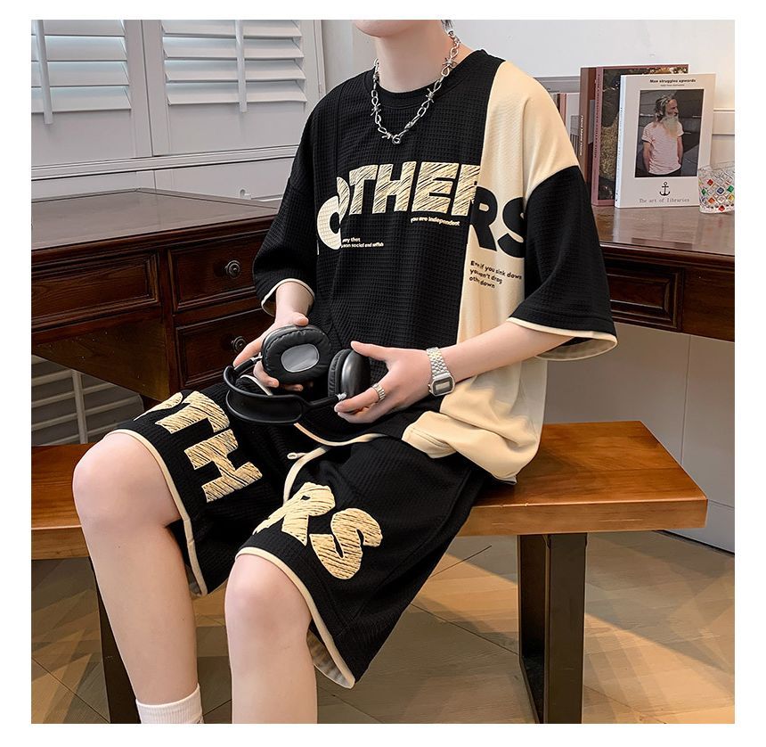 Andrei - Set: Oversized T-shirt met ronde hals, elleboogmouwen en tekstprint + shorts met gemiddelde taille