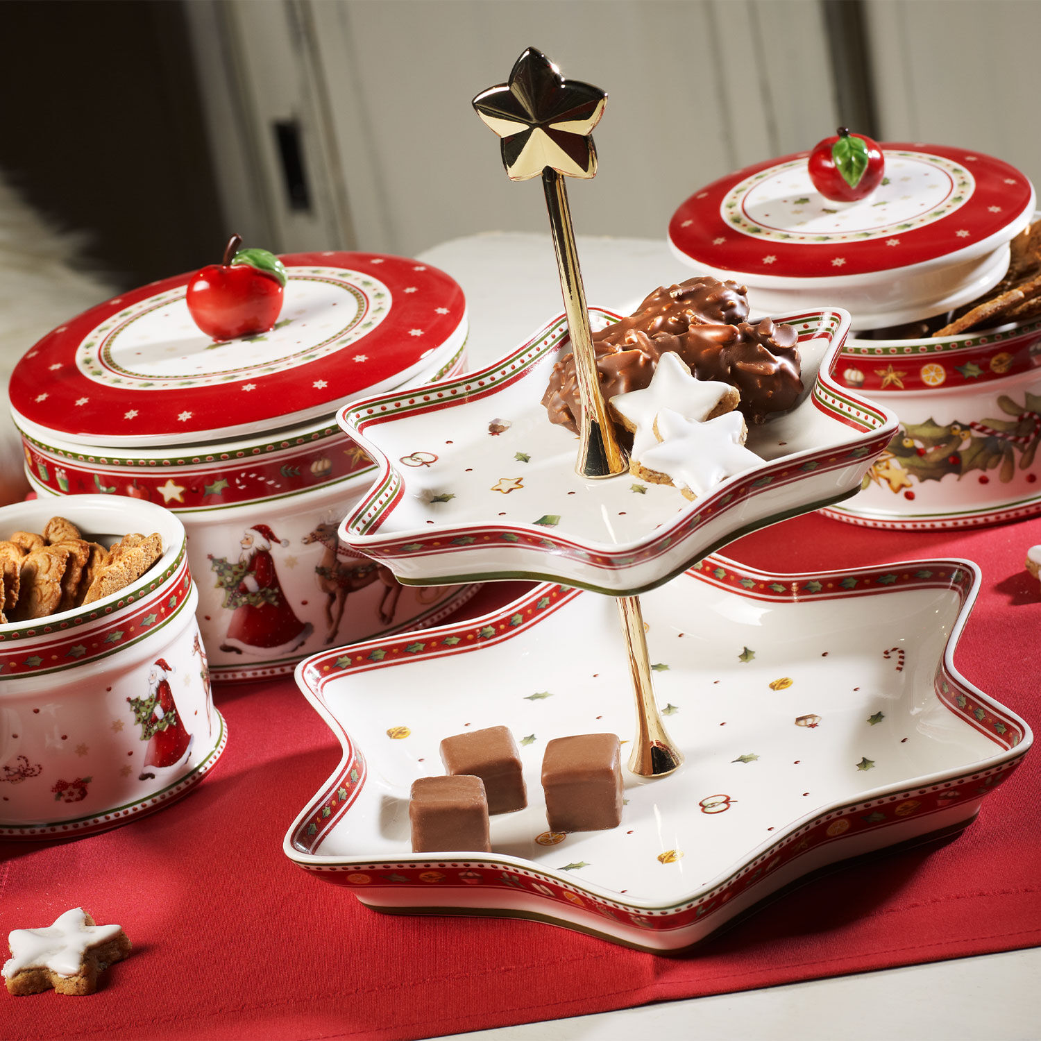 Winter Bakery Delight Cookie box Red, 6.9''