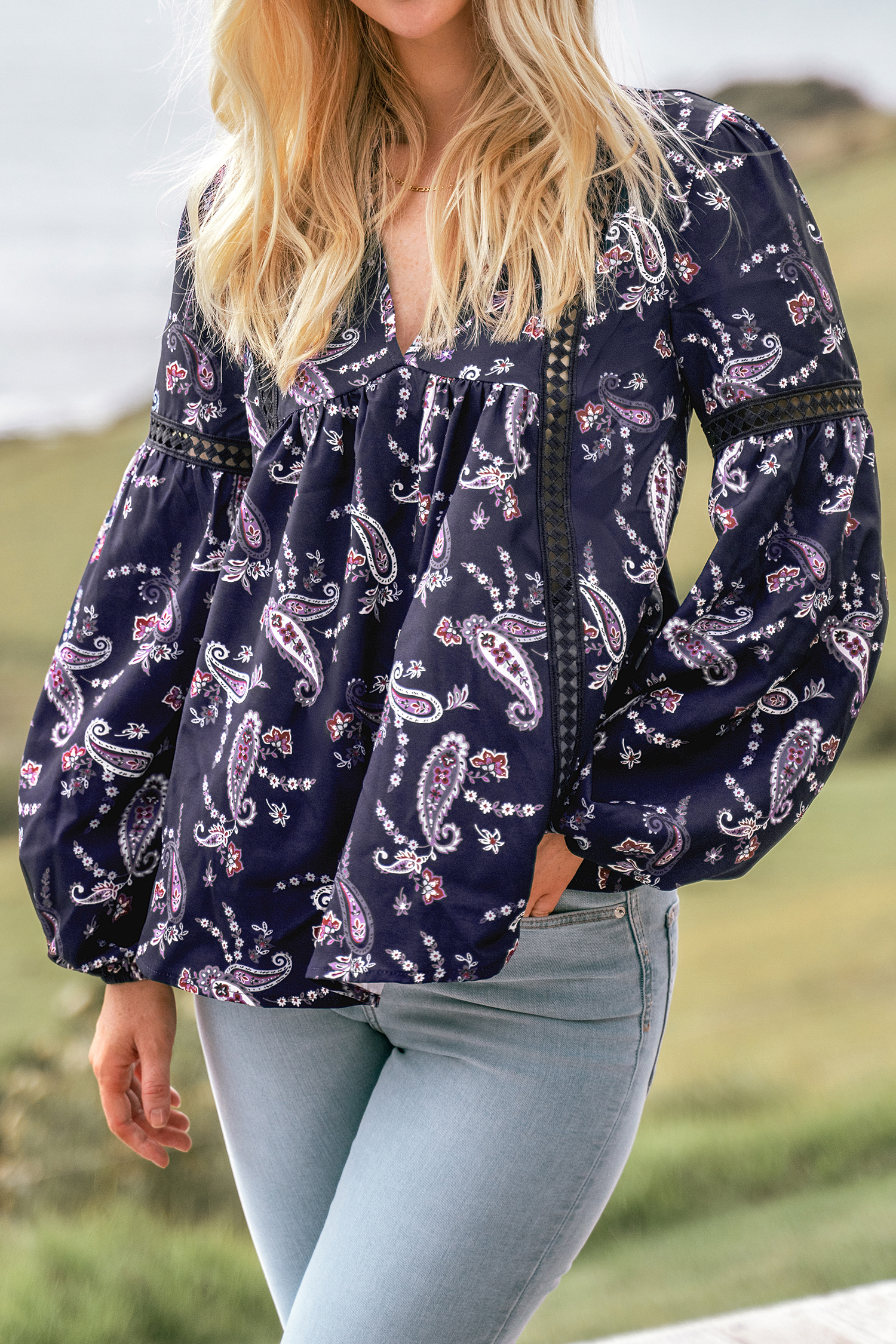 Haut à col en V et manches bouffantes en dentelle paisley