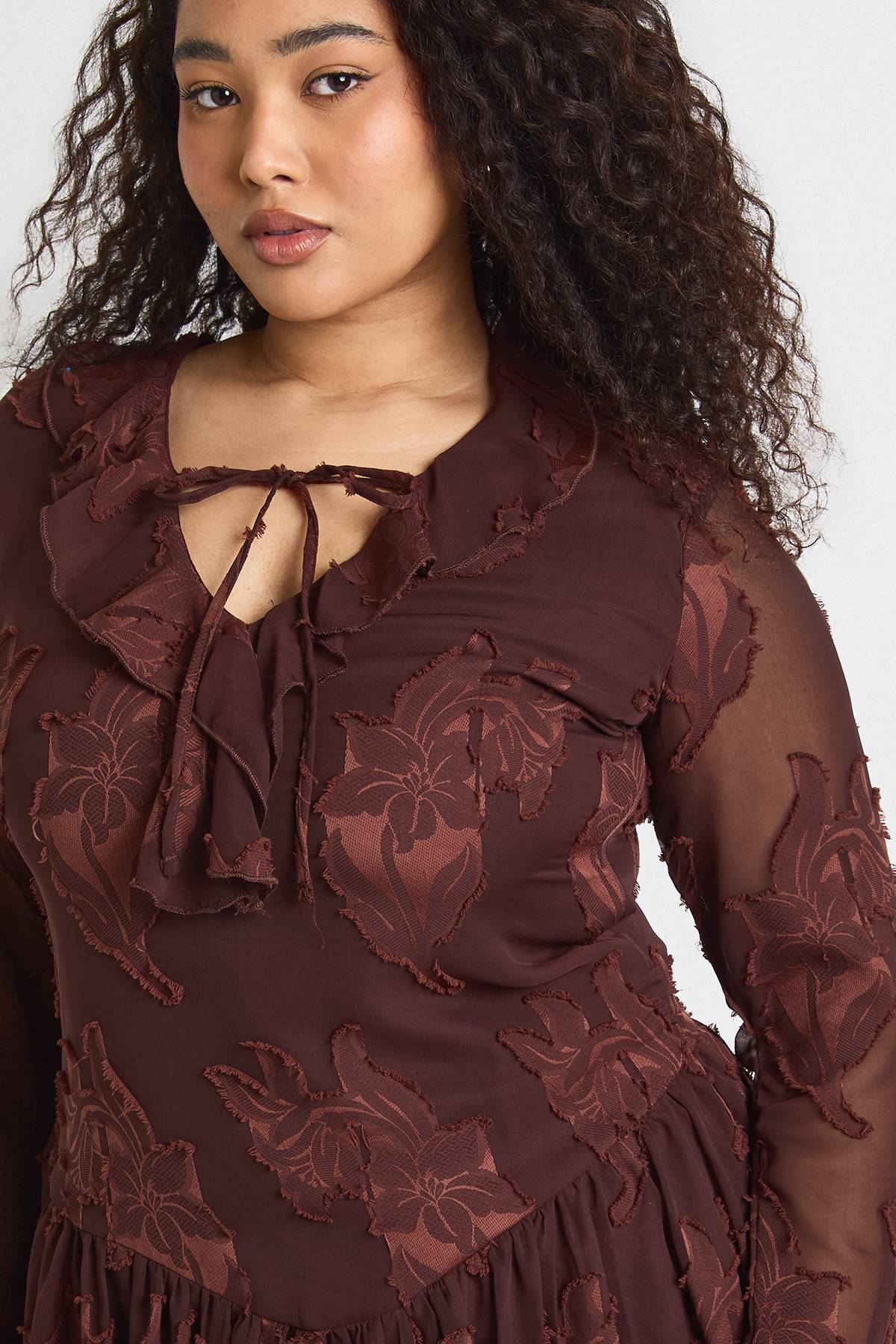 boohoo Robe Mini Grande Taille À Motif Floral Dévoré Et Ourlet Asymétrique