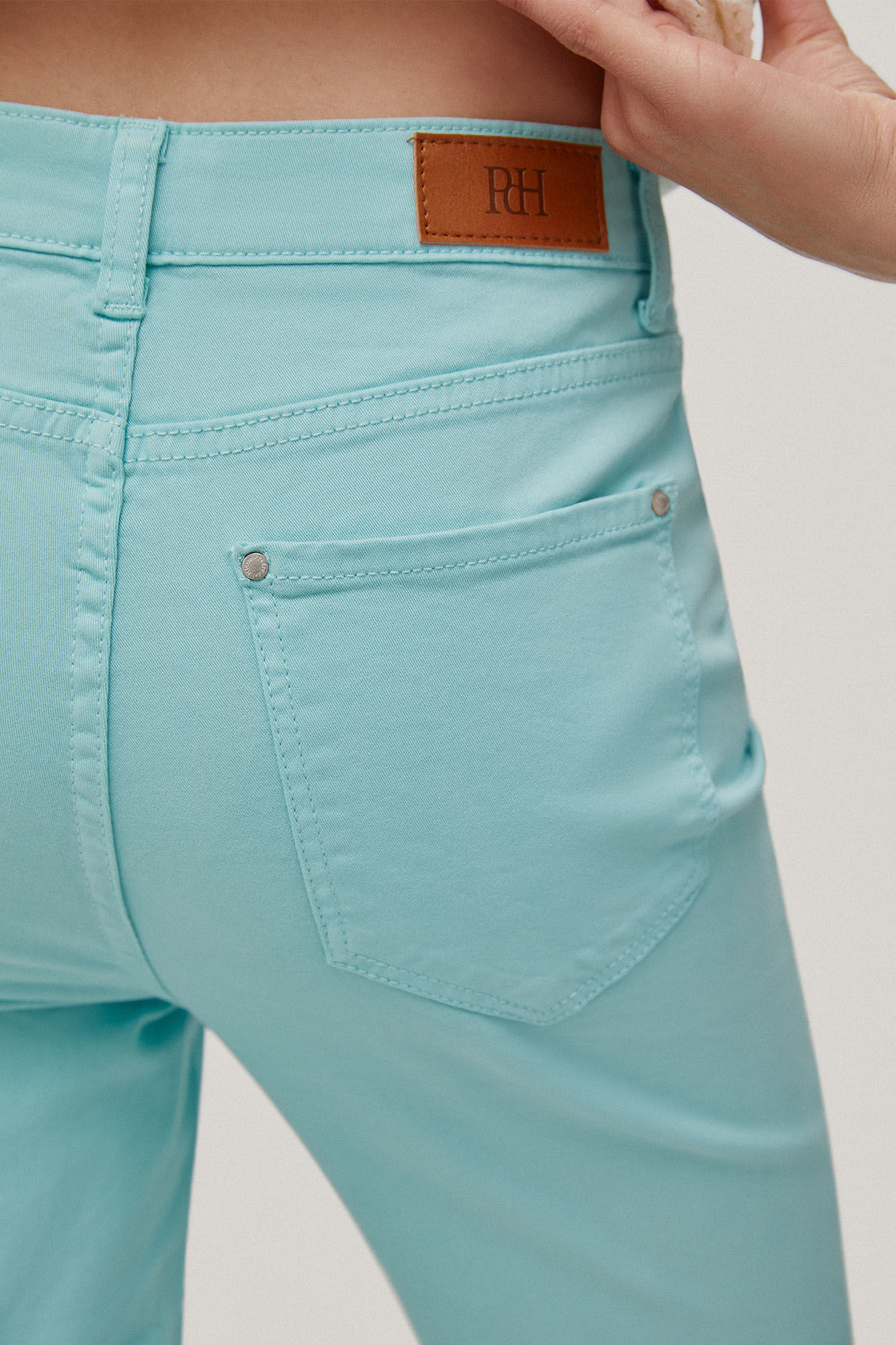 Calça jeans capri reta com 5 bolsos - Azul