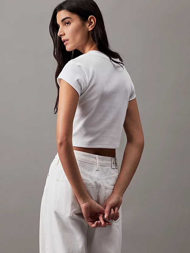 Camiseta cropped canelada de corte justo