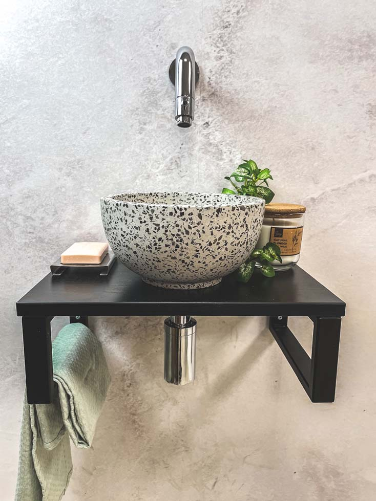 Saniclear Lovi fonteinset met zwart-witte terrazzo waskom en chromen kraan voor in het toilet