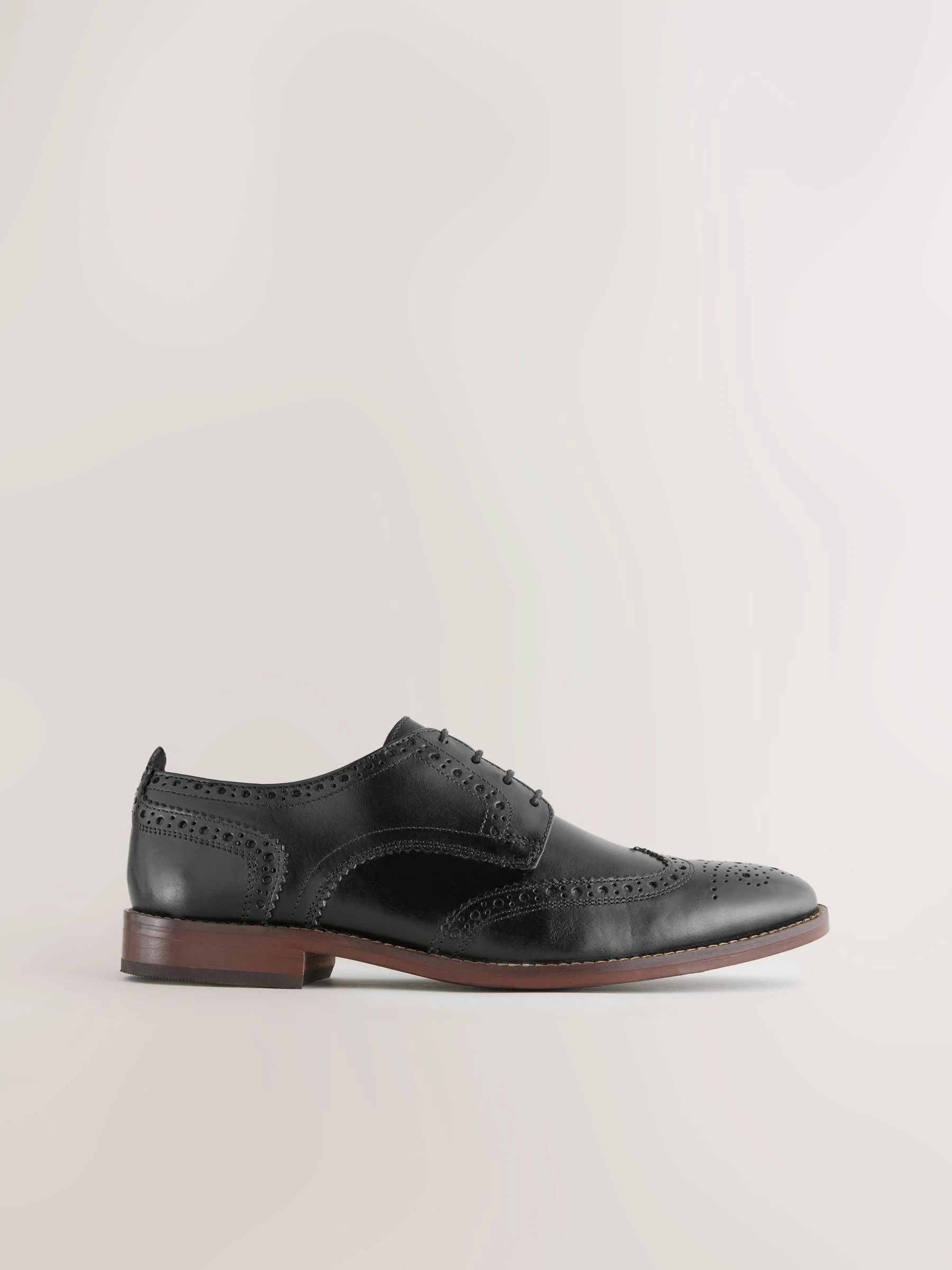 Zwart - Standaard pasvorm - Brogues van leer met contrasterende zool