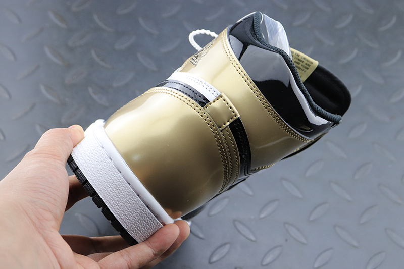 Air Jordan 1 Retro High gold toe