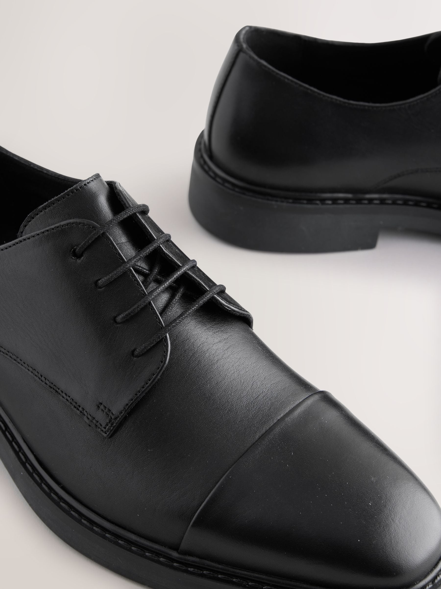 Zwart - Leren schoenen met contrasterende neus