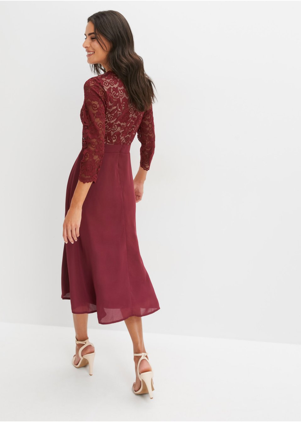 Robe midi en mousseline avec dentelle
