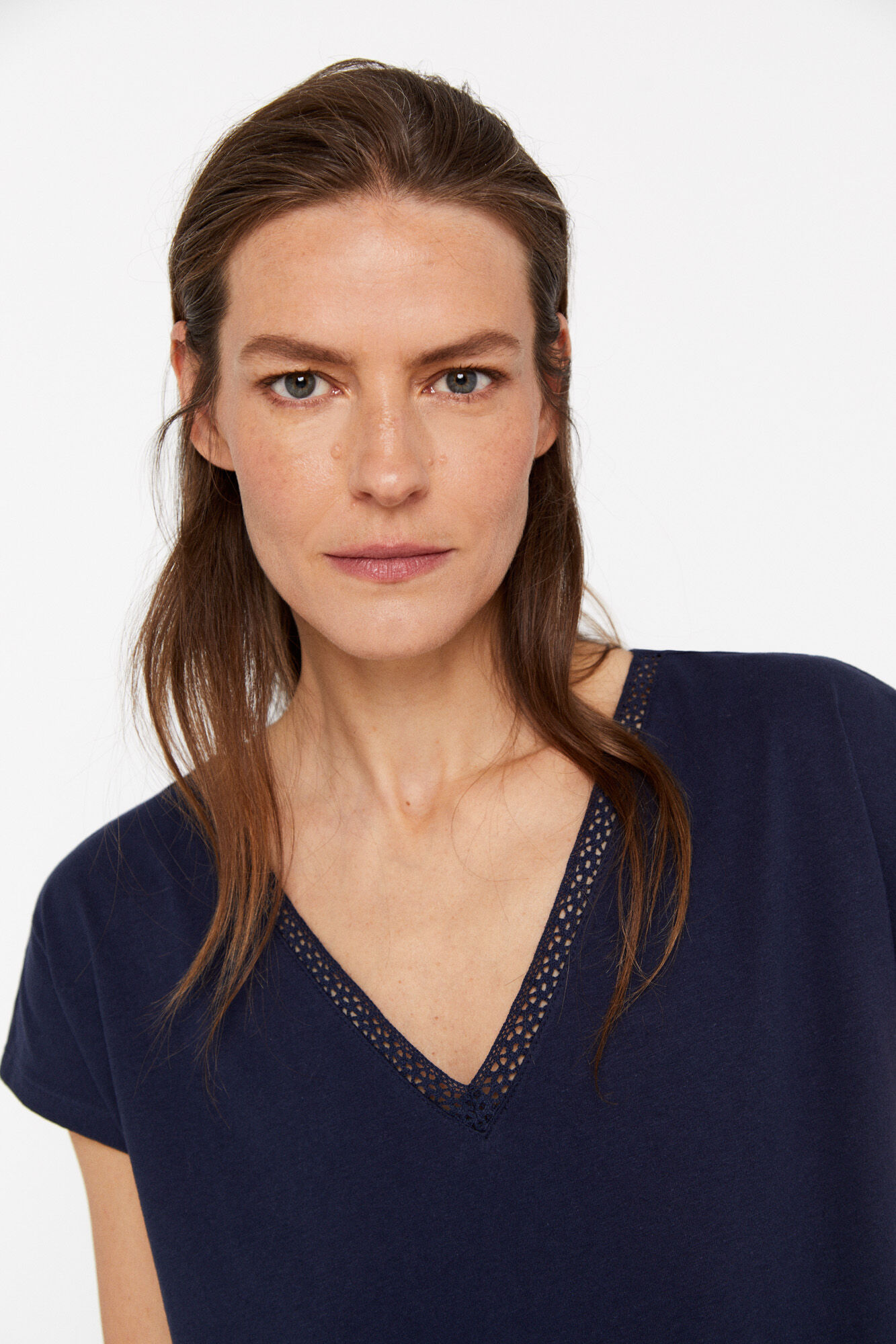 Camiseta com decote em V e detalhe em renda - Azul Marinho