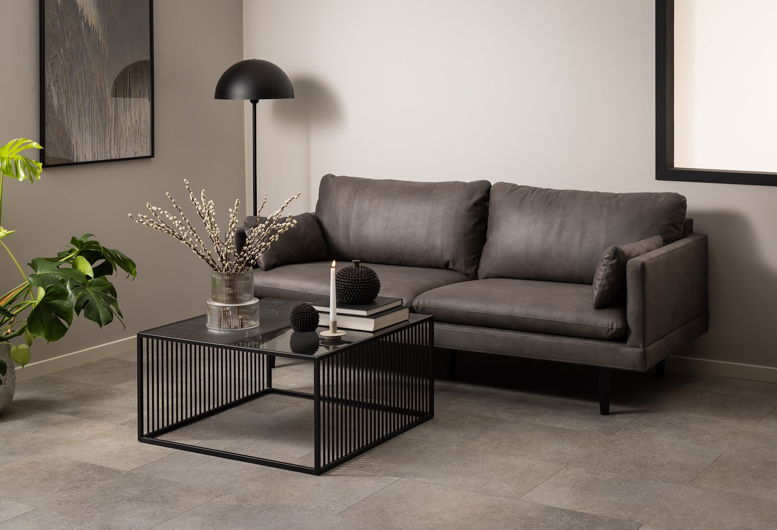 Strington sofabord Sort marmorprint og røykfarget glasstopp med sort trådunderstell. 80x80x40cm