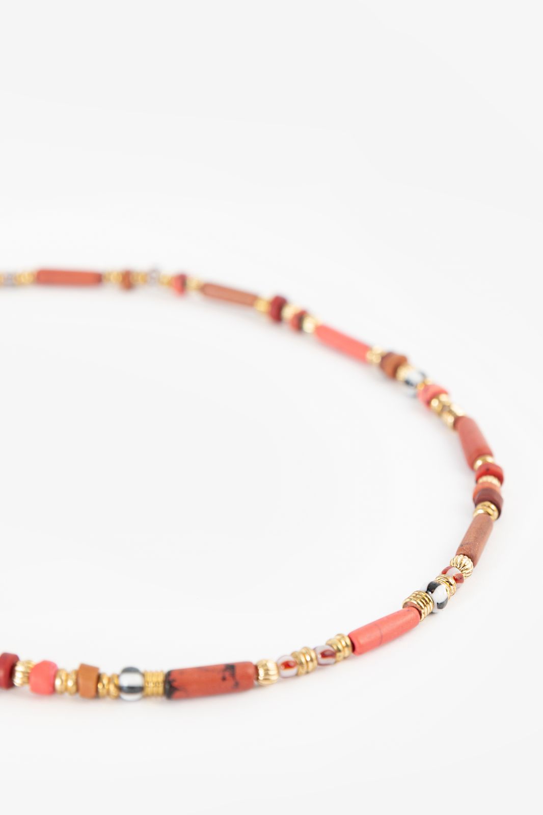 Korte bruine ketting met multicolor kralen