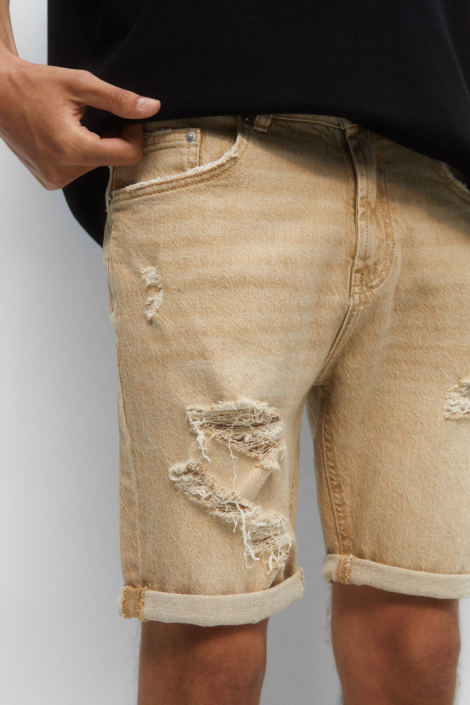 Bermuda jeans rasgada de corte justo - cor areia