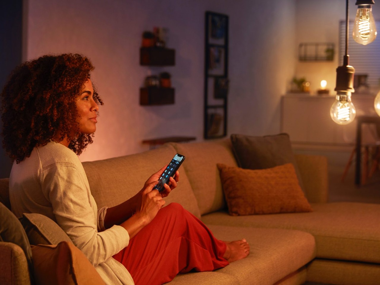 Philips Hue - E27 Filament G125 Globe - Warm White