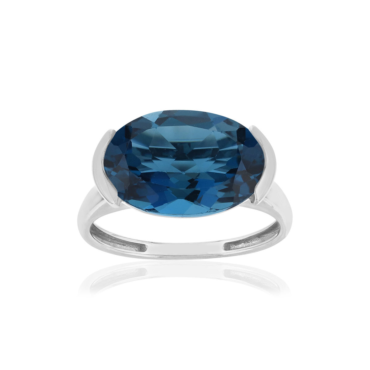 Bague or blanc 750, 1 Topaze London blue de 7,42 carats.