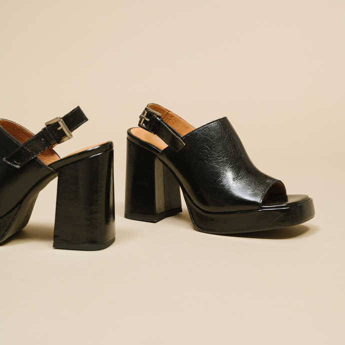 Sandales à talons et bouts carrés  en cuir vieilli noir