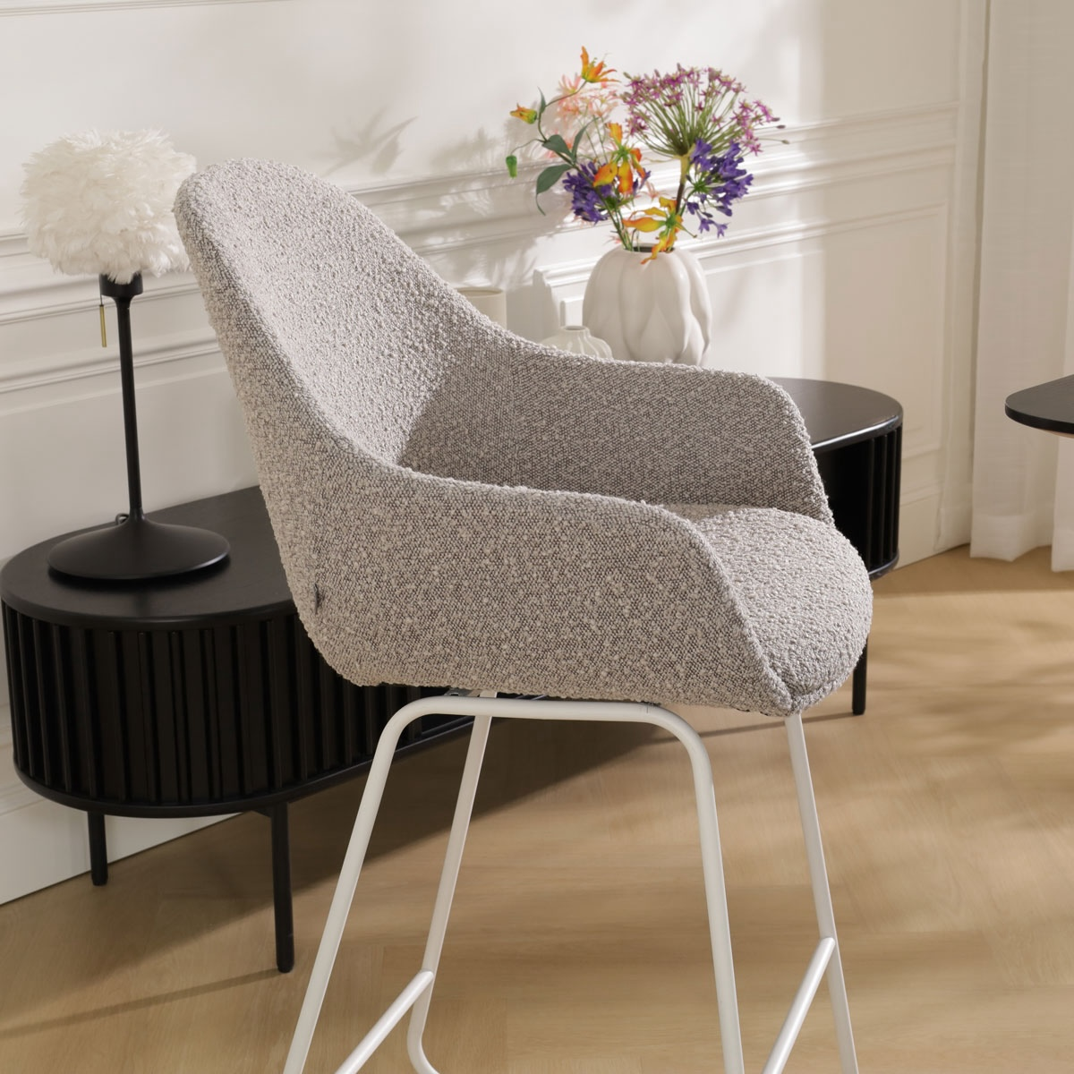 Barkruk Nino-Mae bouclé beige - wit onderstel - 75 cm